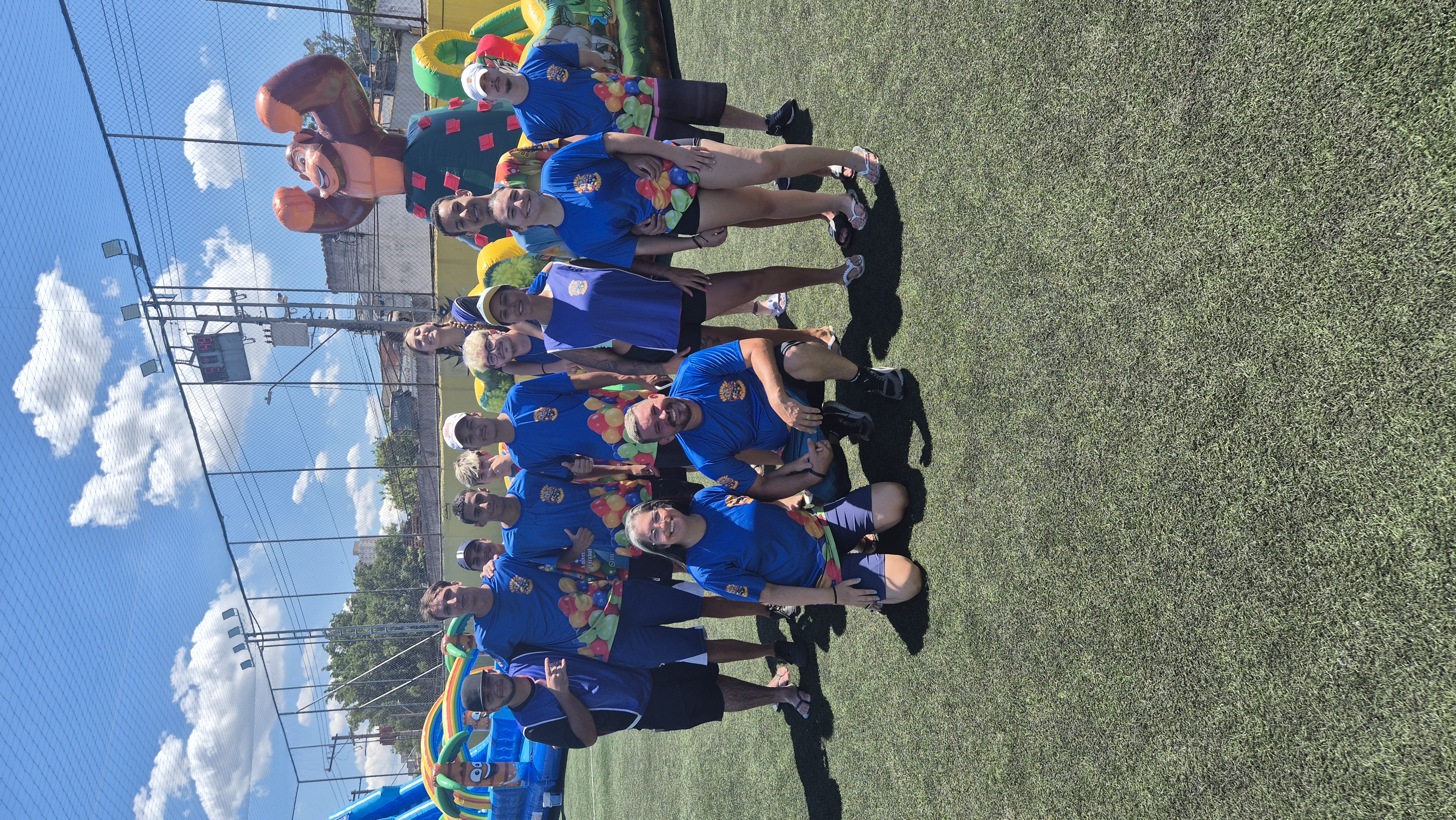 Brinquedos infláveis e piscina de bolinhas em festa infantil